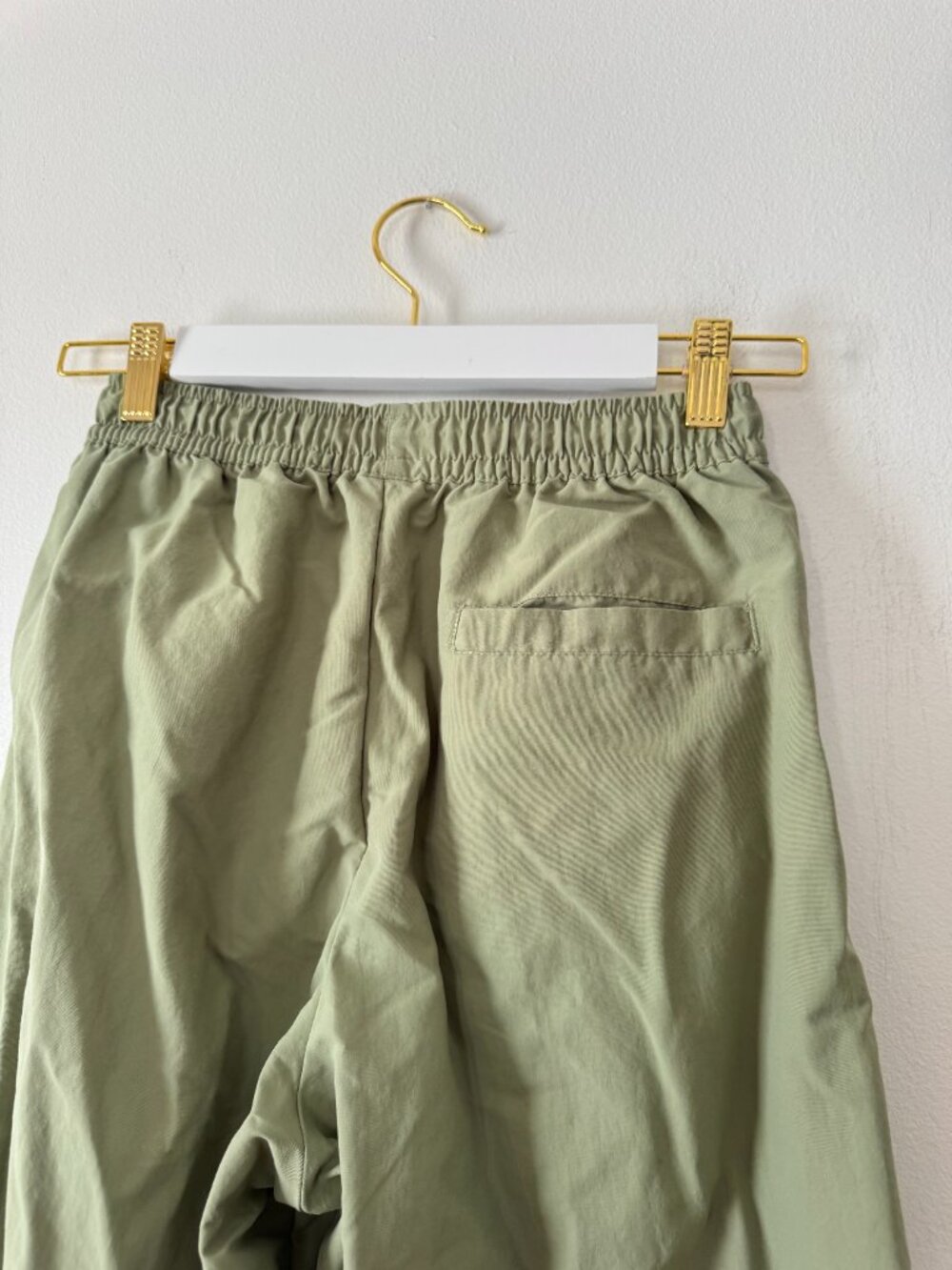 Nike Everythings Woven Mid Rise Open Hem Pant in Olive - Picture 4 of 14